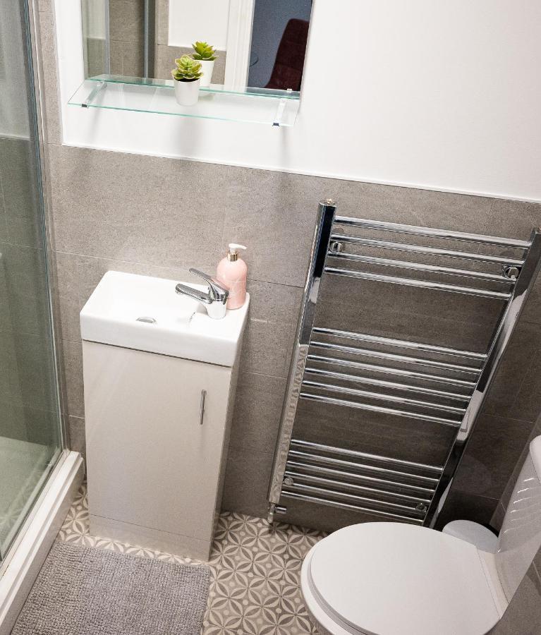 Elmo River Studios - 6 En-Suites In Wallasey - Easy Parking - Short And Long Stays Welcome Eksteriør billede