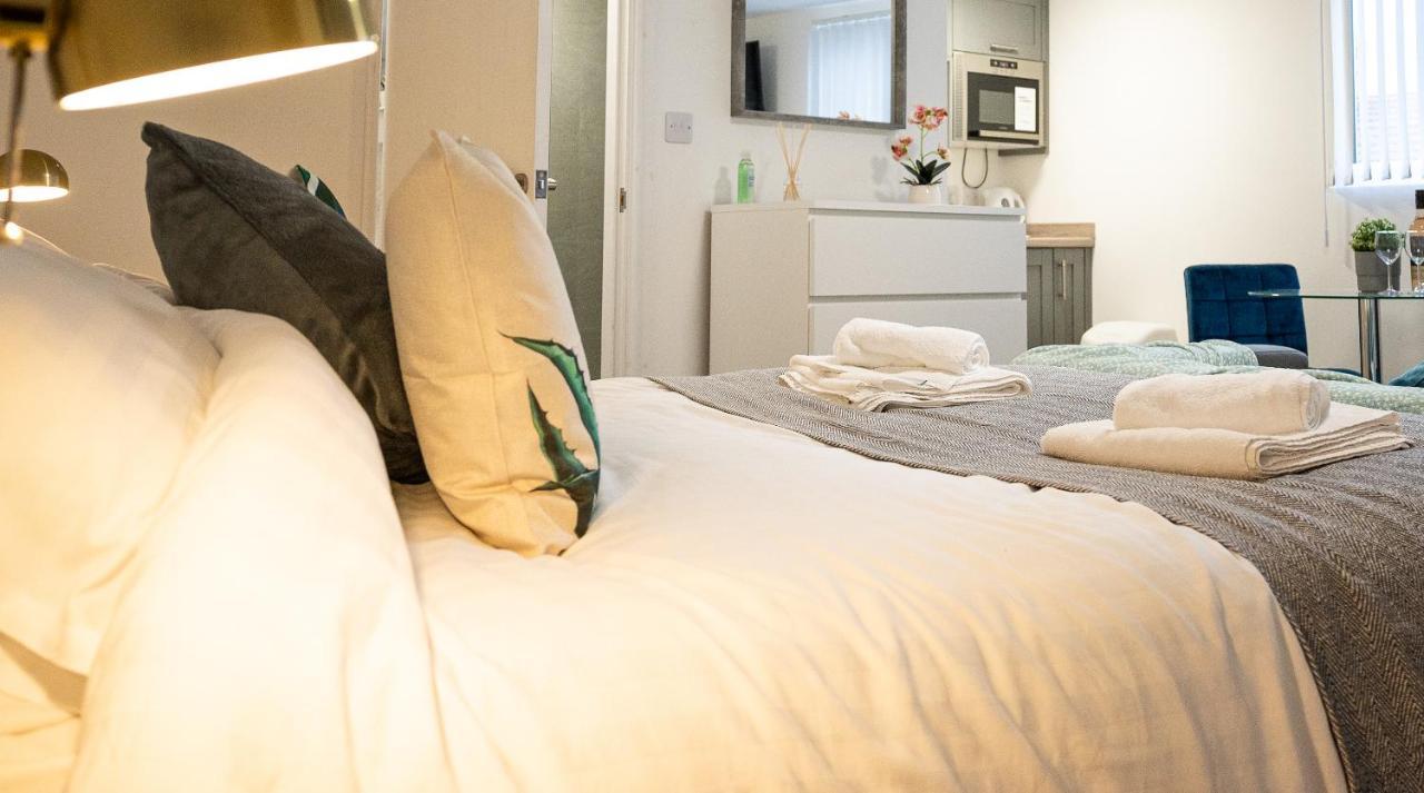 Elmo River Studios - 6 En-Suites In Wallasey - Easy Parking - Short And Long Stays Welcome Eksteriør billede